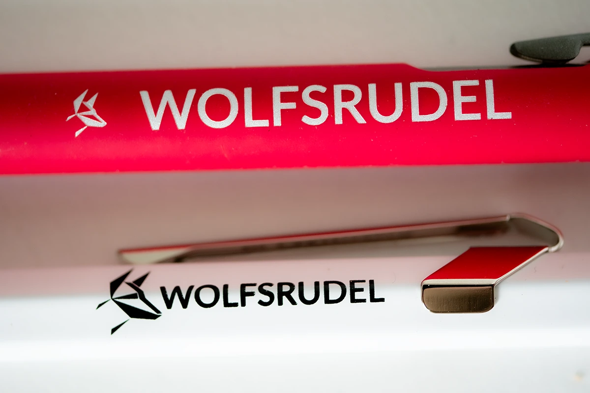 Werbekugelschreiber mit Lasergravur und Tampondruck im Vergleich