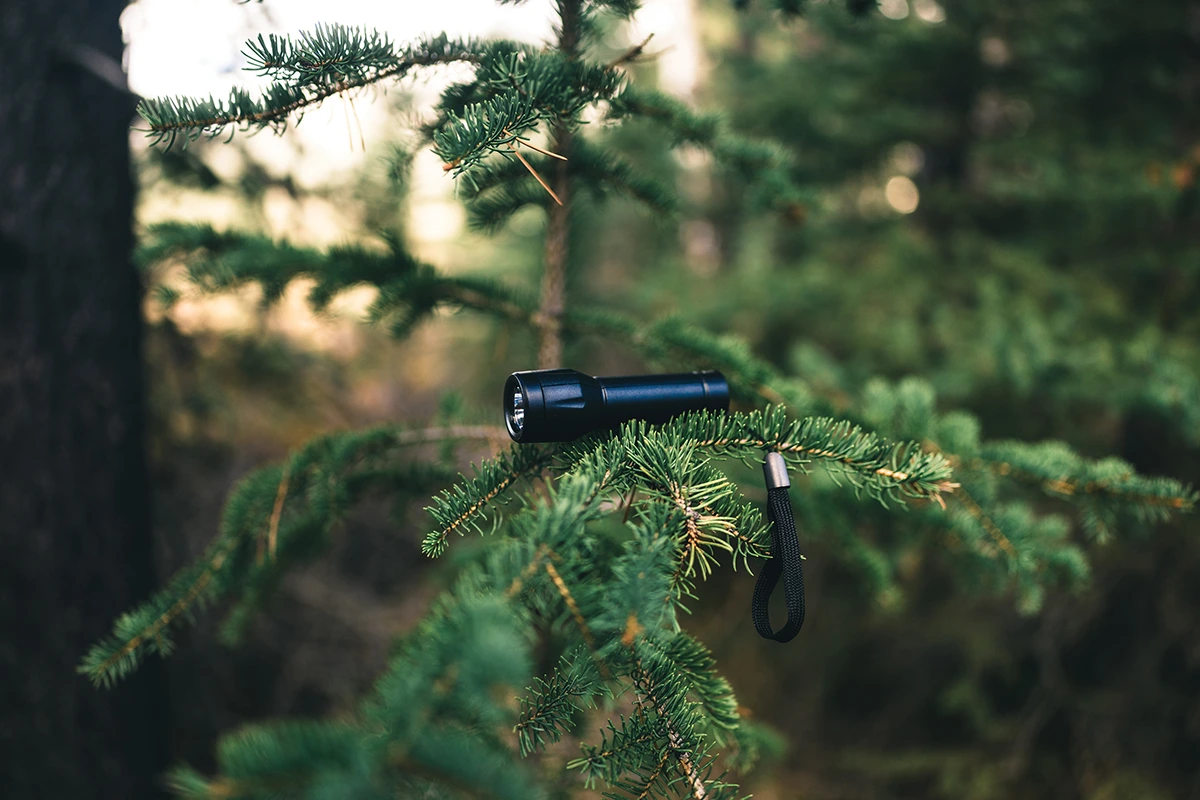 Outdoor-Werbeartikel bei einer Wanderung mit LED Lampe